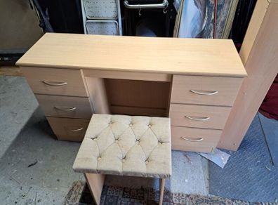 bedroom desk and chair