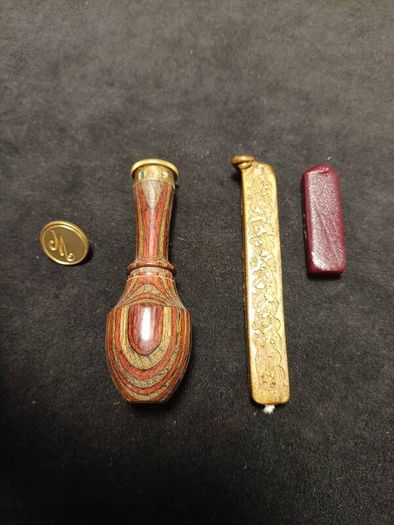 Fine Handmade Fleur de Lis Wax Seal Stamp Kit Vintage Brass Stamp Head Colorful Turned Birchwood Handle Gold tone Stick of Sealing Wax