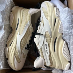 Size 6 - BRAND NEW - Steve Madden possession runners/trainers