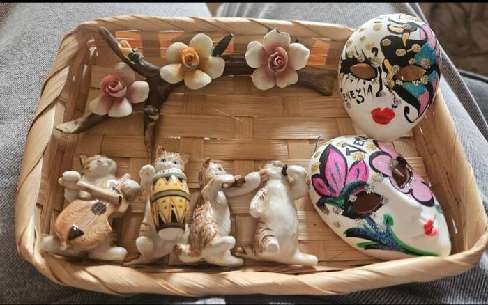 Whole Lot of Ornaments and Decorative Items