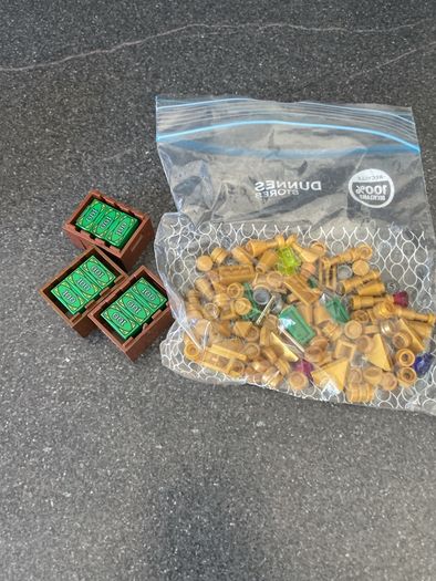 LEGO money and gold pieces