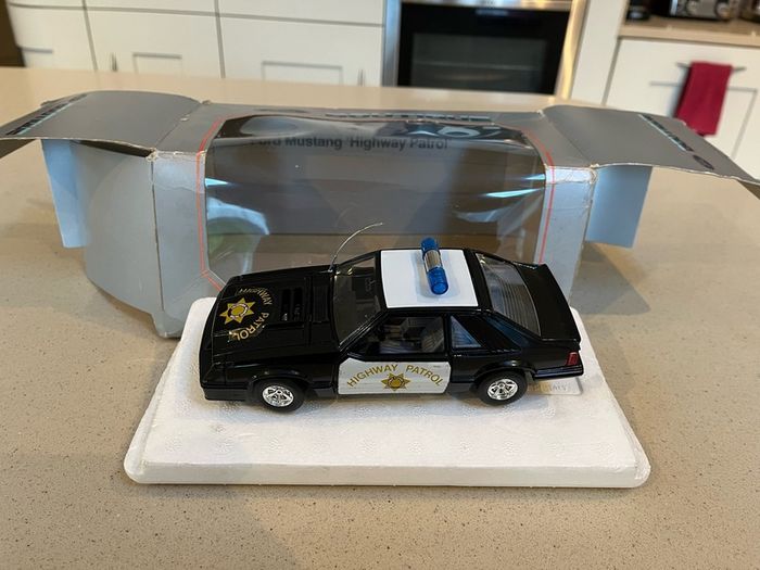 Ford Mustang Police 1/24 Ford Dealer Burago