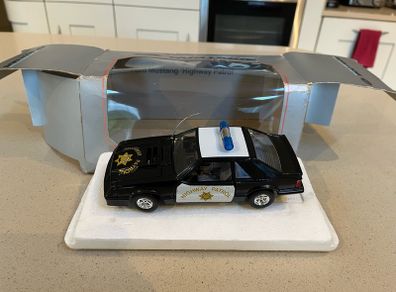 Ford Mustang Police 1/24 Ford Dealer Burago