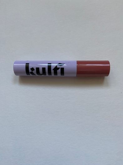 Kulfi lassi lips staining lip oil in Rose 3.8 ml