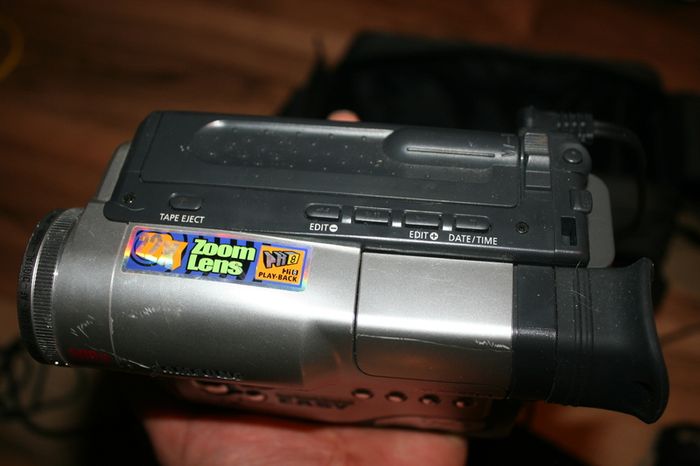 Samsung VP-W60 PAL 8 8mm Video Camera Kit 500x digital zoom (in working order)