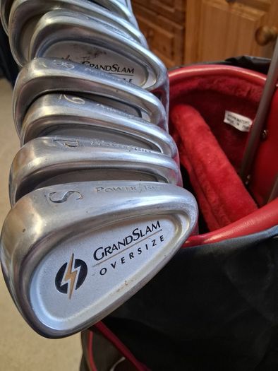 Ladies Golf Clubs. Complete Matching Set Of Ladies Right Handed Graphite Shafted Golf Clubs In Excellent Condition.