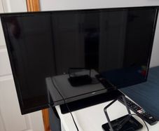 Bush 32' Smart TV (Needs LED Strip / Repair)