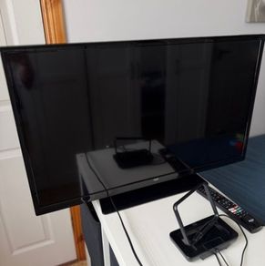 Bush 32' Smart TV (Needs LED Strip / Repair)