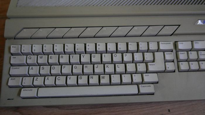 Atari 520st Video Game Keyboard Computer W Mouse  Desktop Vintage (works Well)