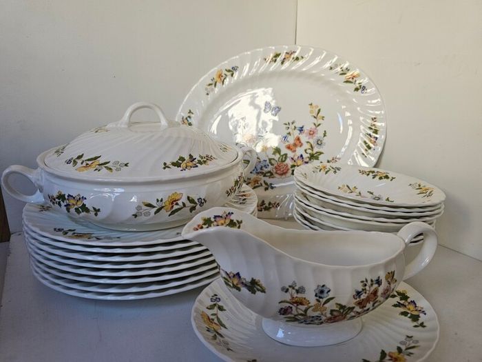 Aynsley Cottage Garden Dinner Set for 8 person