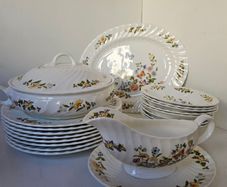 Aynsley Cottage Garden Dinner Set for 8 person