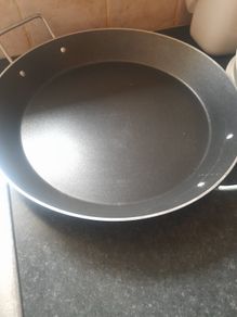 Large paella cooking pan