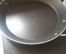 Large paella cooking pan
