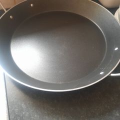 Large paella cooking pan