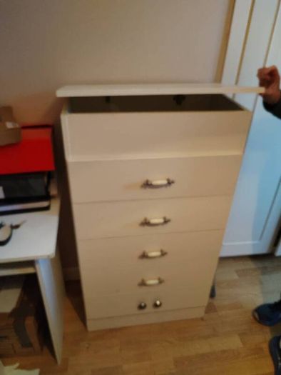 chest of drawers