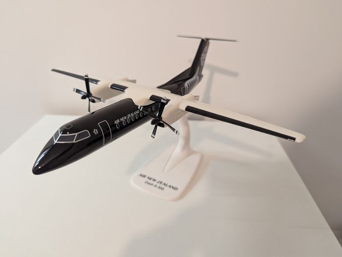 Air New Zealand 1:100 scale model airplane, Bombardier Dash 8-300 aircraft, NEW