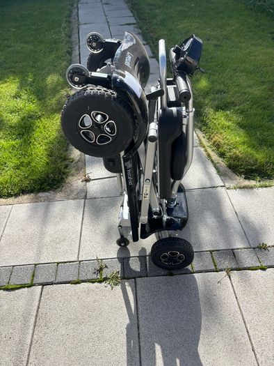 Electric folding mobility scooter