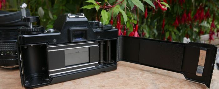 RARE Praktica B200 35mm Film SLR Camera HOIA 49mm Lens ( works well)