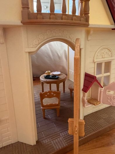 Sylvanian Families Red Roof Cosy Cottage Starter Home with Furniture & Figure
