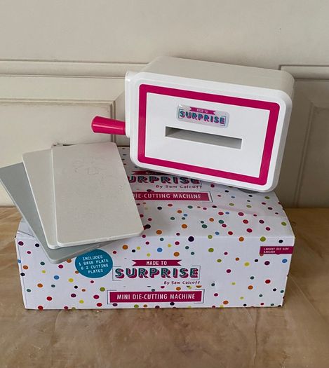 Mini die cutting machine with cutting dies