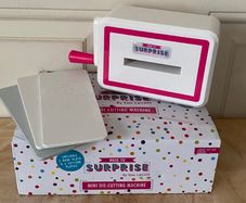 Mini die cutting machine with cutting dies