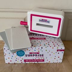 Mini die cutting machine with cutting dies