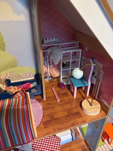 Kid craft doll house