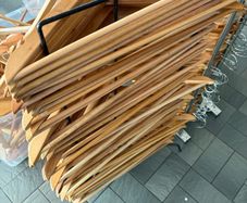 wooden hangers x 500