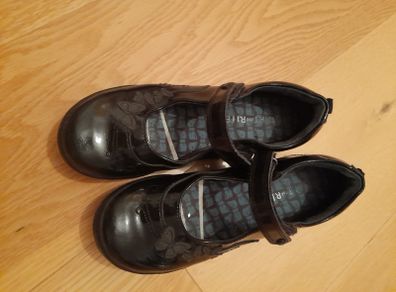 Girl's shoes