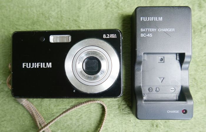 Fujifilm FinePix J Series J10 8.2MP Digital Camera - Black , Tested works well
