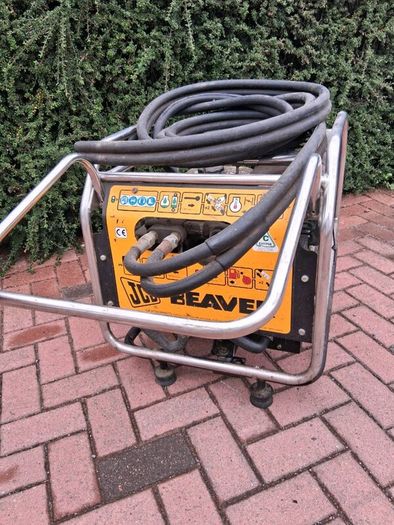 Log splitter + JCB Power pack & JCB Breaker &Tools