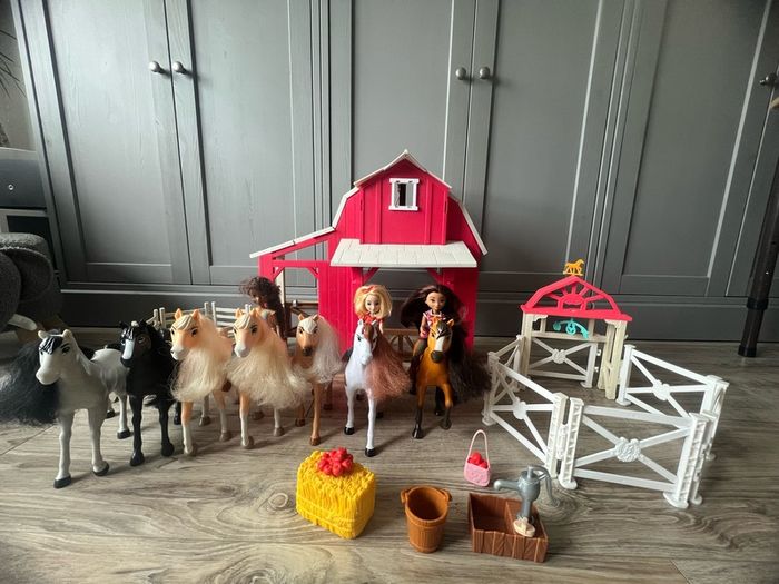 Horse Stable Play Set with Horse Spirit snd other toys from the series