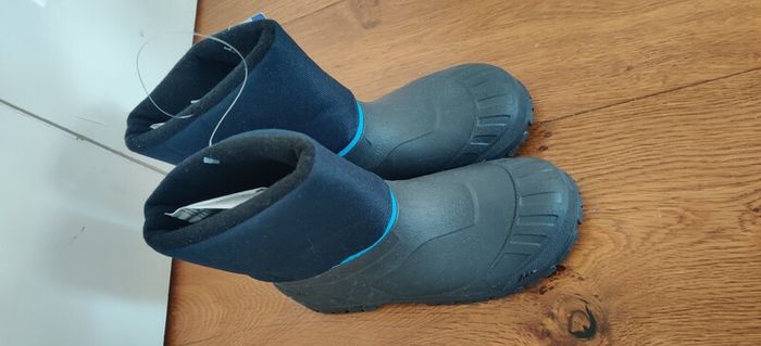 Quechua Kids' Warm Waterproof Snow Hiking Boots Size 34/35 (Model SH100) from Decathlon.