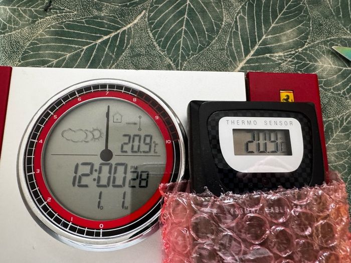 Oregon Scientific Ferrari Maranello FSP-301 projection alarm/weather clock