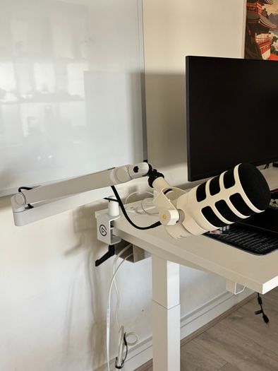 RODE PodMic USB White and Elgato Wave Mic Arm LP White Bundle