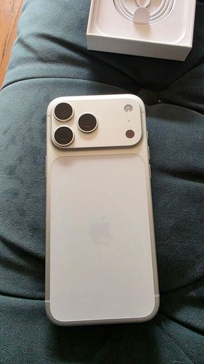 Apple iPhone 17 pro max silver