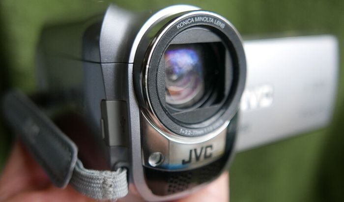 JVC GZ-MG360 Everio Hybrid Camcorder, 60GB Hard Disc Drive, Micro SD Slot, 35x Optical Zoom