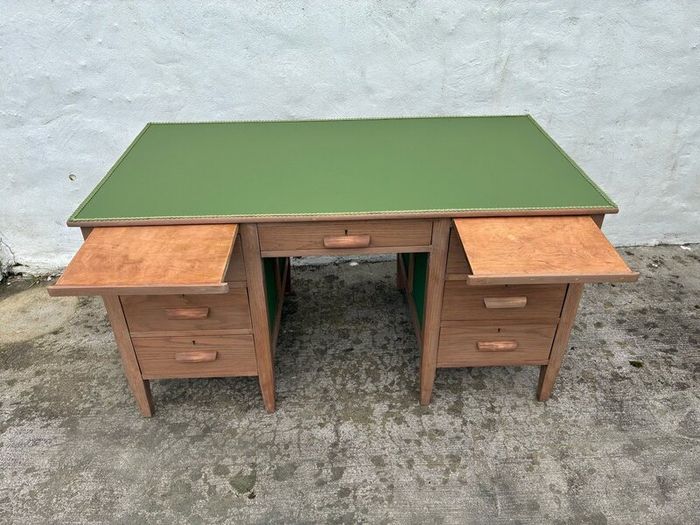 Pedestal desk