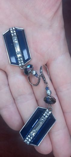 Vintage jewelry is sold individually for 5 to 10 euros
