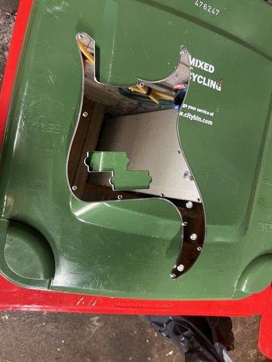 Mirror pick guard p bass