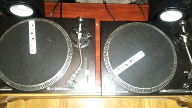 Dj turntables and monitors