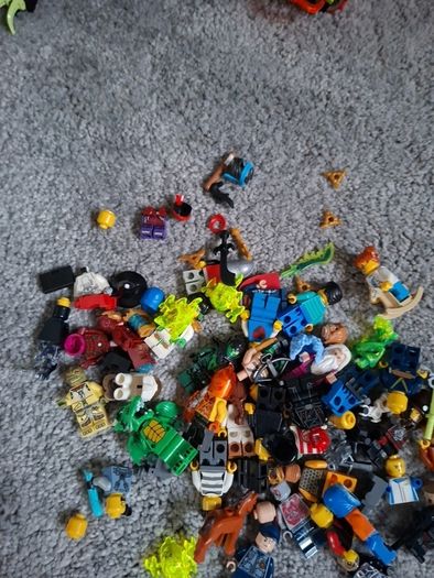 Bulk lego minfigures and accesories