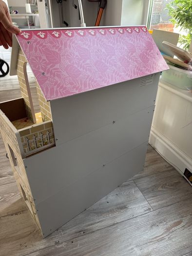 Wood doll house great condition