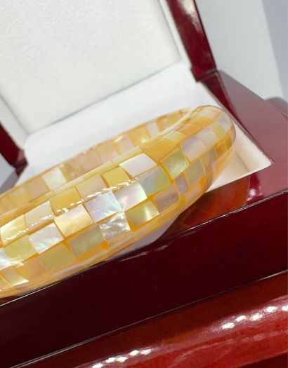Perl bracelet Golden Glow: South Sea Colour Mother of Pearl Bangle