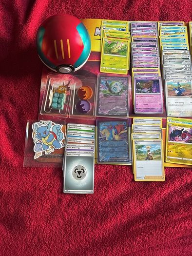 Pokemon Pokeball Storage tin, 100 cards and 2 Ex cards