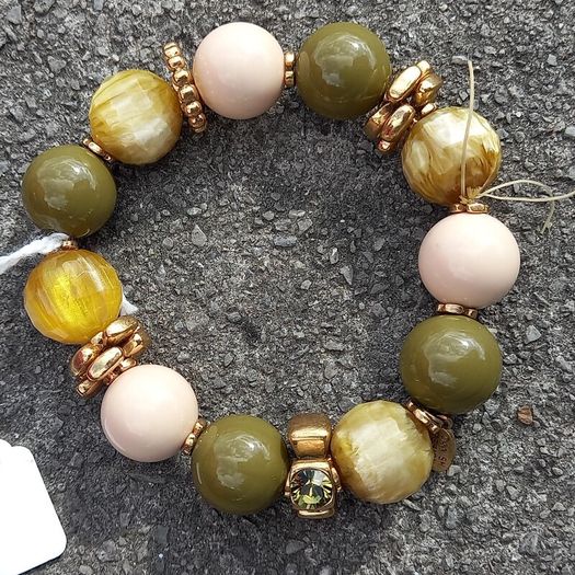 Vintage jewelry is sold individually for 5 to 10 euros