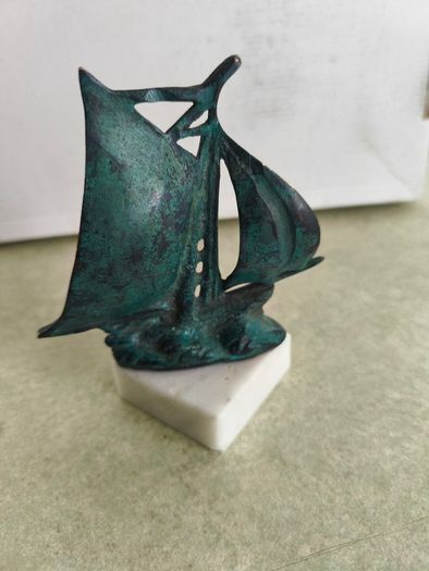 Vintage from the 1970s green matel could be copper  yacht, retro brass boat, brass figurine on marble plinth. could be uesed as  Paperweight, or decortive.