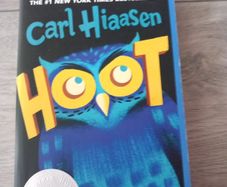 Hoot. Carl Hiaasen.Save the baby owls Children kid's book's.