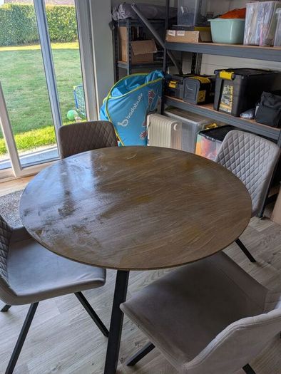 Round kitchen table