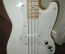 Squier Sonic Bronco Arctic White Bass Guitar